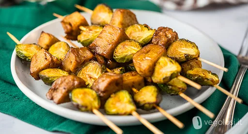 Spiedini di seitan e cavolini di Bruxelles con glassa all'aceto balsamico