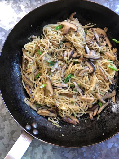 Fideos con setas y ajo