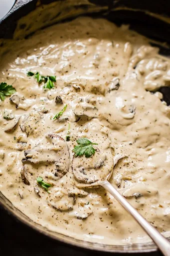 Salsa cremosa de setas y coñac para bistec