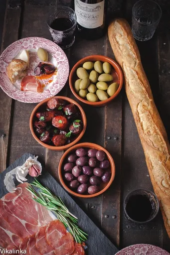 Salchichas al vino blanco