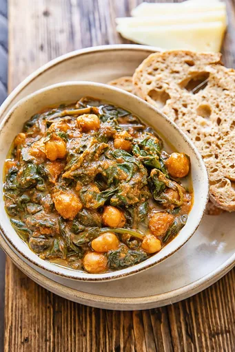 Estofado de garbanzos a la española (espinacas con garbanzos)