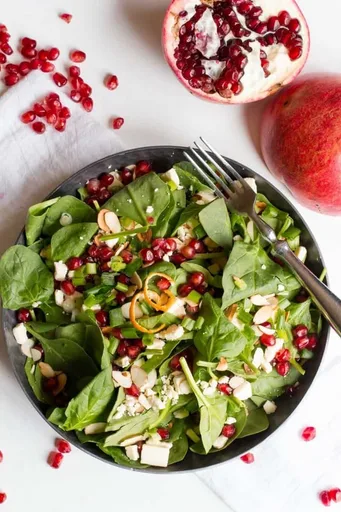 Ensalada de espinacas y granada con vinagreta de clementina