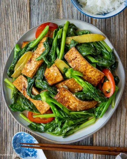 Salteño de brécol chino (gai lan) con tofu