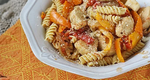 Pollo con pimientos y pasta
