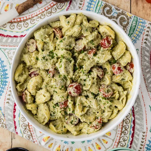 Ensalada de pasta con tortellini y pesto