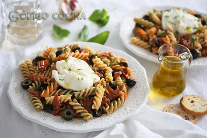 Ensalada de pasta estilo mediterráneo, receta fácil