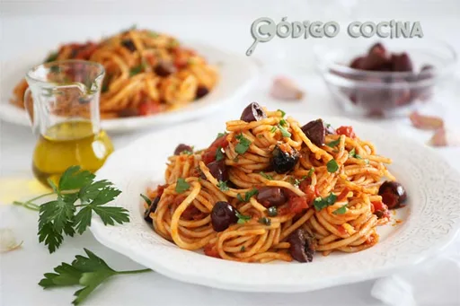 Espaguetis a la puttanesca, una receta italiana deliciosa