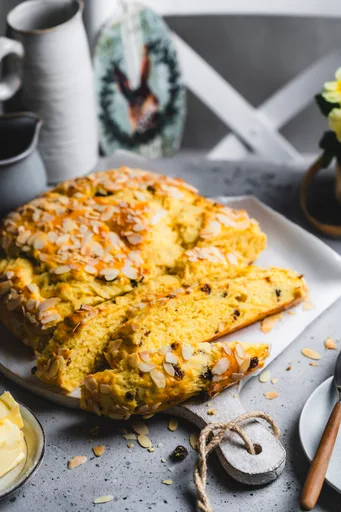 Osterbrot mit Safran und Quark