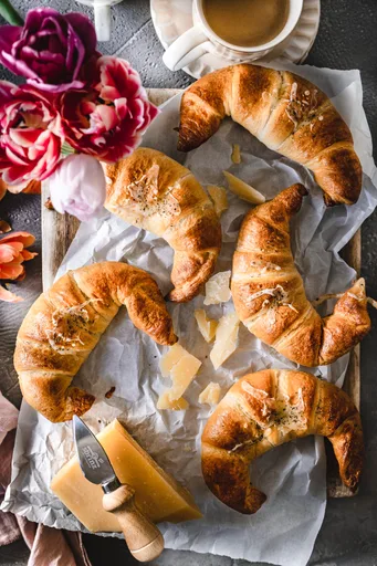 Cruasanes de jamón y queso