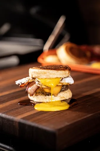 Sándwich de desayuno con sirope de arce a la plancha