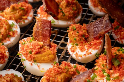 Huevos rellenos de ajo ahumado con tocino caramelizado
