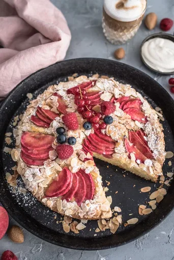 Versunkener Obstkuchen mit Marzipan