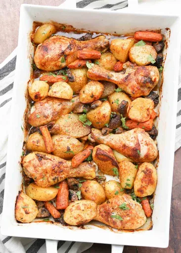 Muslos de pollo y patatas al horno en una sola bandeja