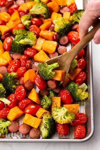 Salchicha y verduras al horno en bandeja