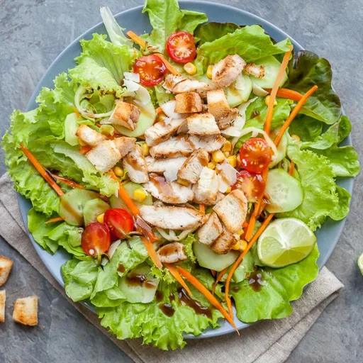 Ensalada de pollo a la parrilla y hojas verdes