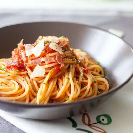 Espaguetis en salsa de tomate con panceta