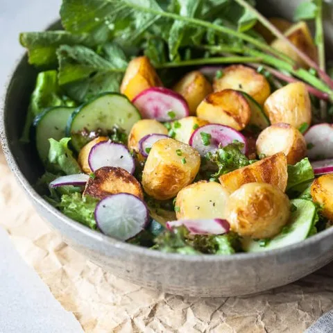 Ensalada de Patata de Primavera con Vinagreta Balsámica (Vegana)
