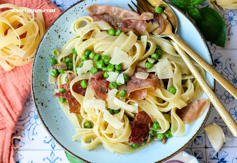Tagliatelle mit Serrano Schinken, Erbsen & Parmesan