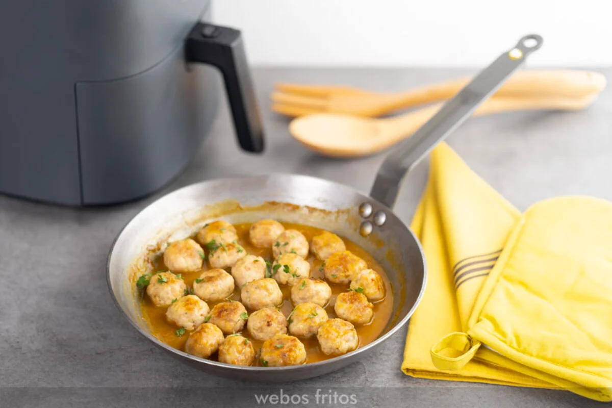 Receta de las albóndigas en freidora de aire con salsa