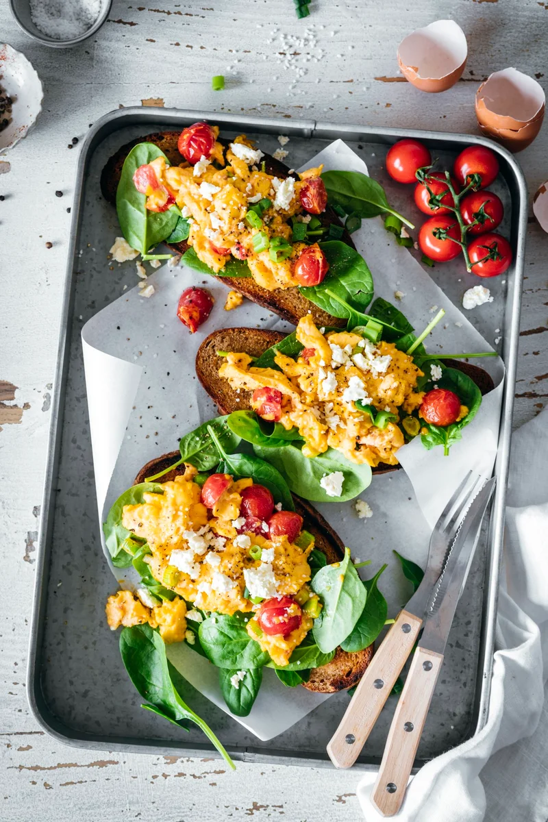 Rührei auf Röstbrot mit Spinat, Feta und Tomaten