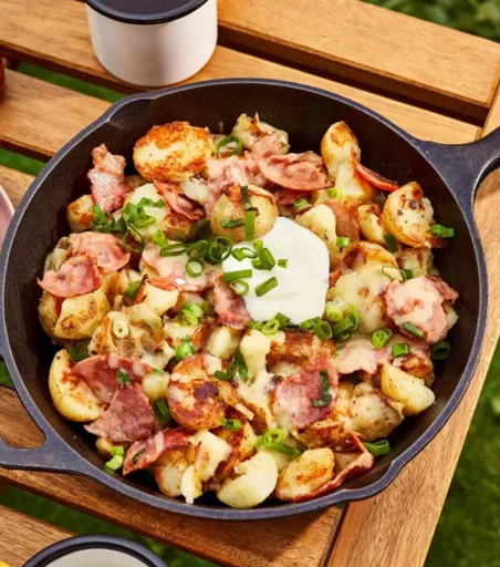 Déjeuner de pommes de terre rissolées au jambon, au cheddar & au sirop d’érable
