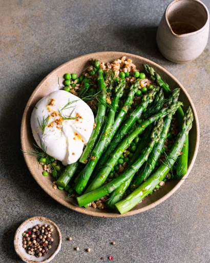 Burrata aux asperges, petits pois et petit épeautre