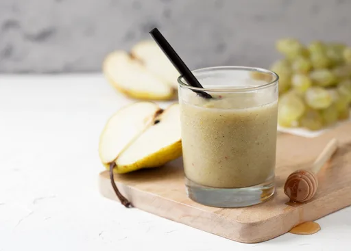 Pear, Oat and Ginger Smoothie