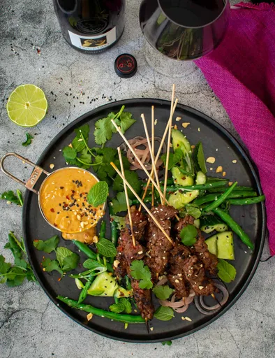 Brochetas de ternera con salsa satay