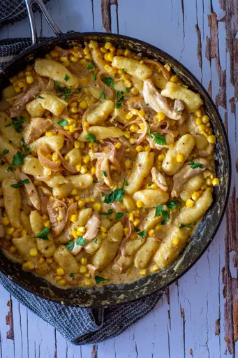 Ñoquis caseros con pollo, maíz y salsa de crema