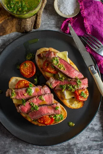 Crostini de bistec, tomate y queso brie