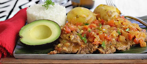 Sobrebarriga en Salsa Criolla