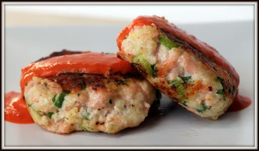 Burger de saumon et sa sauce aux poivrons grillés &raquo; Cinq Fourchettes