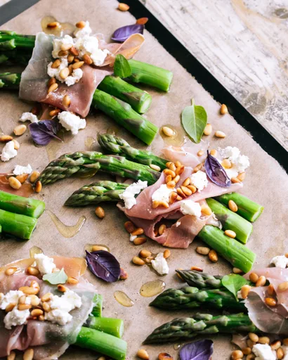 Espárragos con jamón serrano y queso de cabra fresco