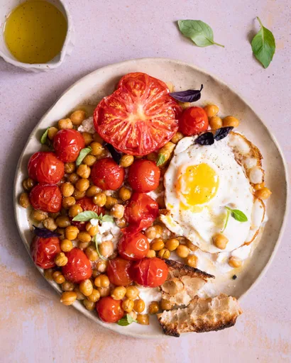 Cottage cheese, tomates et pois chiches rôtis, oeuf au plat