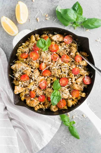 Pasta con pollo al pesto