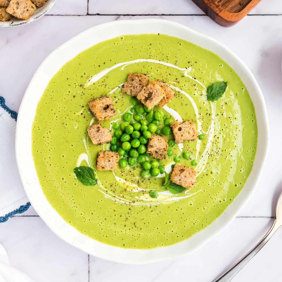 Cremige Erbsensuppe aus gefrorenen grünen Erbsen
