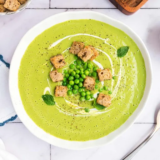 Sopa cremosa de guisantes verdes congelados