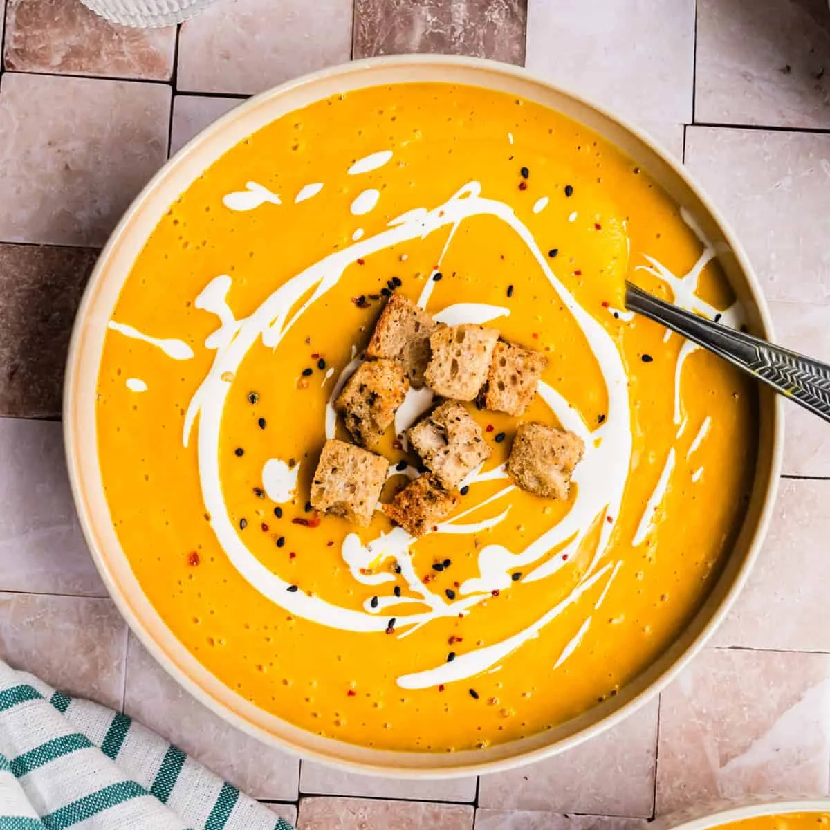Kürbissuppe aus gebackenem Kürbis – zwei Varianten