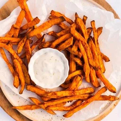 Patatas dulces fritas deliciosas en freidora de aire
