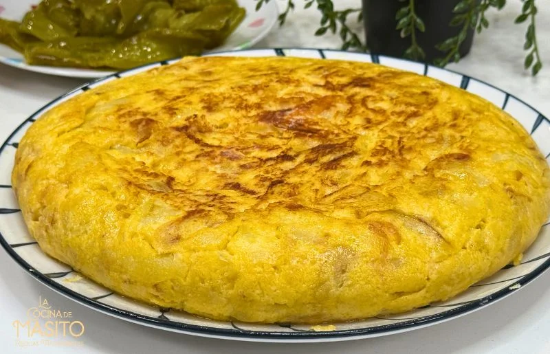 Tortilla de patatas con queso manchego y pimientos verdes