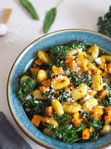 Ñoquis con calabaza butternut y col rizada