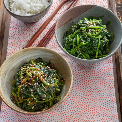 Namul coreano de espinacas (en dos versiones: clásico y picante)