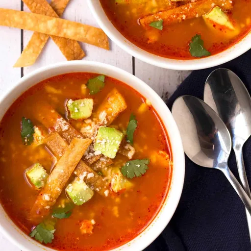 Sopa de tortilla mexicana en 30 minutos (con pollo desmenuzado)