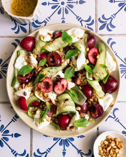 Ensalada de cerezas, pepino y mozzarella