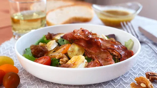Ensalada templada con queso de cabra, cebolla caramelizada y nueces