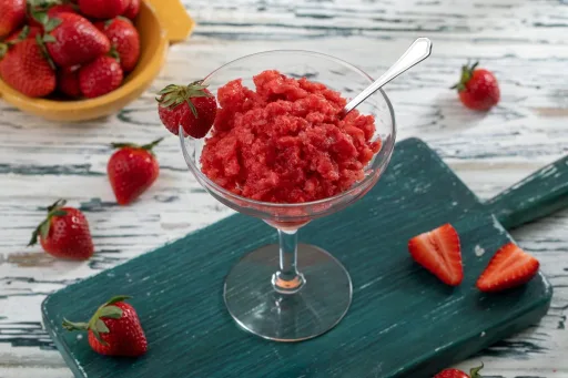 Sorbete de fresa al champán con pocos ingredientes