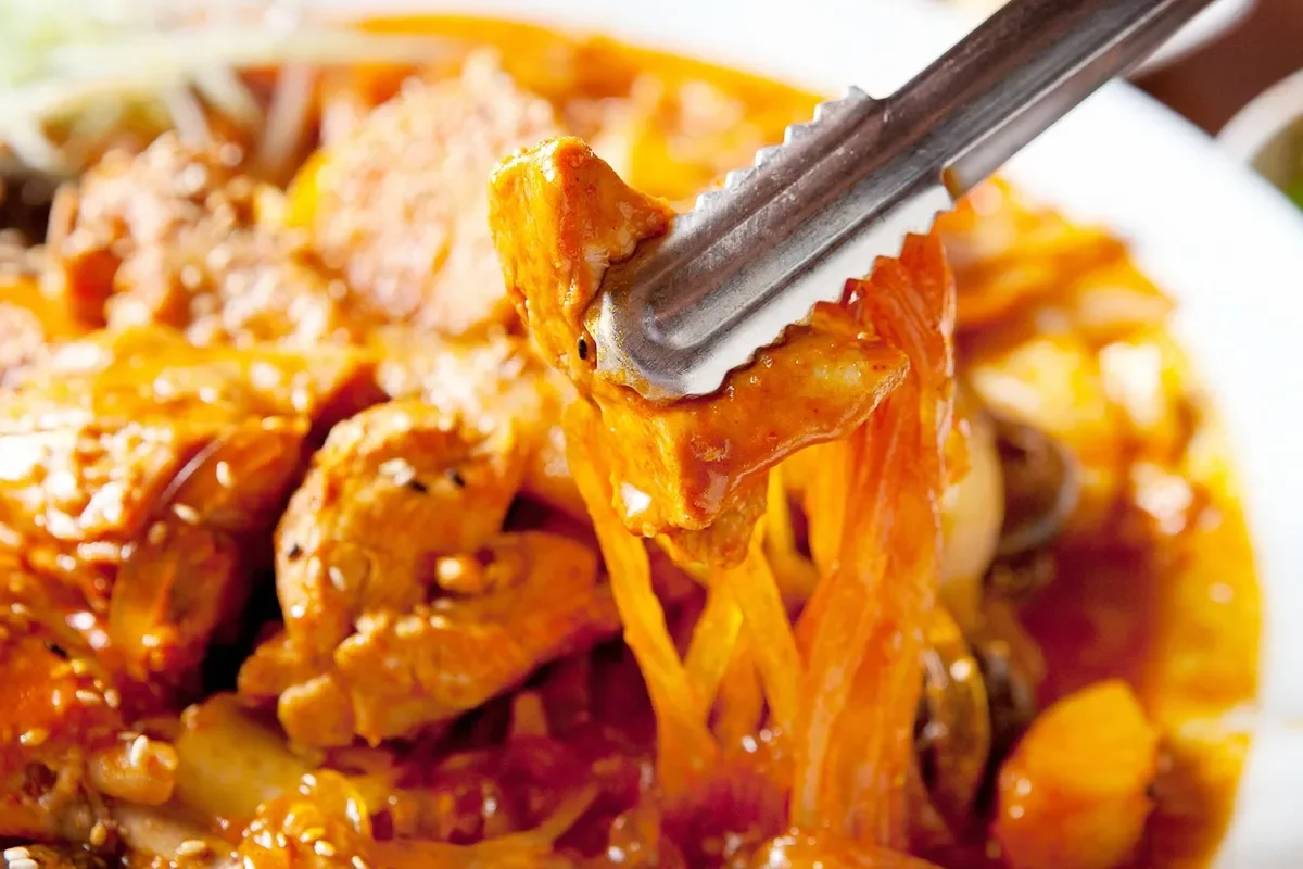 Guiso de fideos con pollo y verduras: receta con sabor a hogar