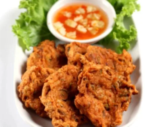 Tod Mun Pla (Thai Fish Cakes) With Cucumber Dipping Sauce