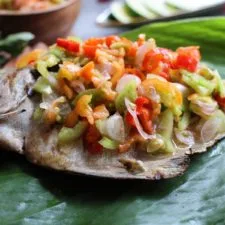 Pescado a la parrilla con sambal dabu-dabu