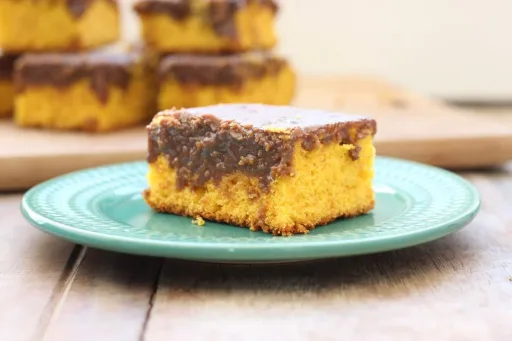 Bolo de cenoura simples com cobertura de chocolate